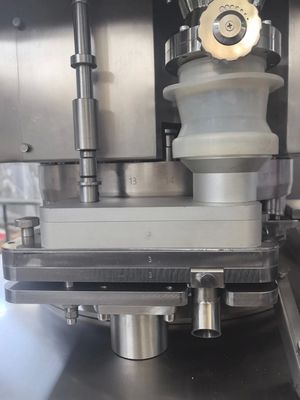 25mm Tablet Automatic Rotary Tablet Press Machine with 100kN Pressure and 40r/min Turret Speed поставщик